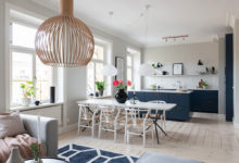 Фото - Синяя кухня без верхних шкафчиков и открытая гостиная: приятная квартира в Стокголье (100 кв. м)