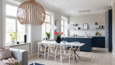 Фото - Синяя кухня без верхних шкафчиков и открытая гостиная: приятная квартира в Стокголье (100 кв. м)